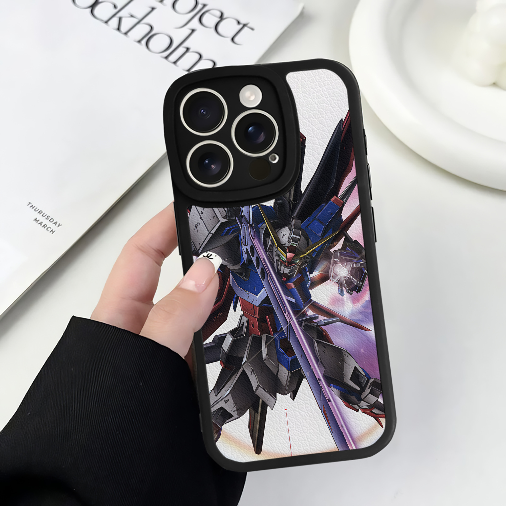 （画像用） 機動戦士ガンダム Mobile Suit Gundam 【iPhone 16シリーズ対応】シリコンスマホケース（レザー調） 材質：シリコン